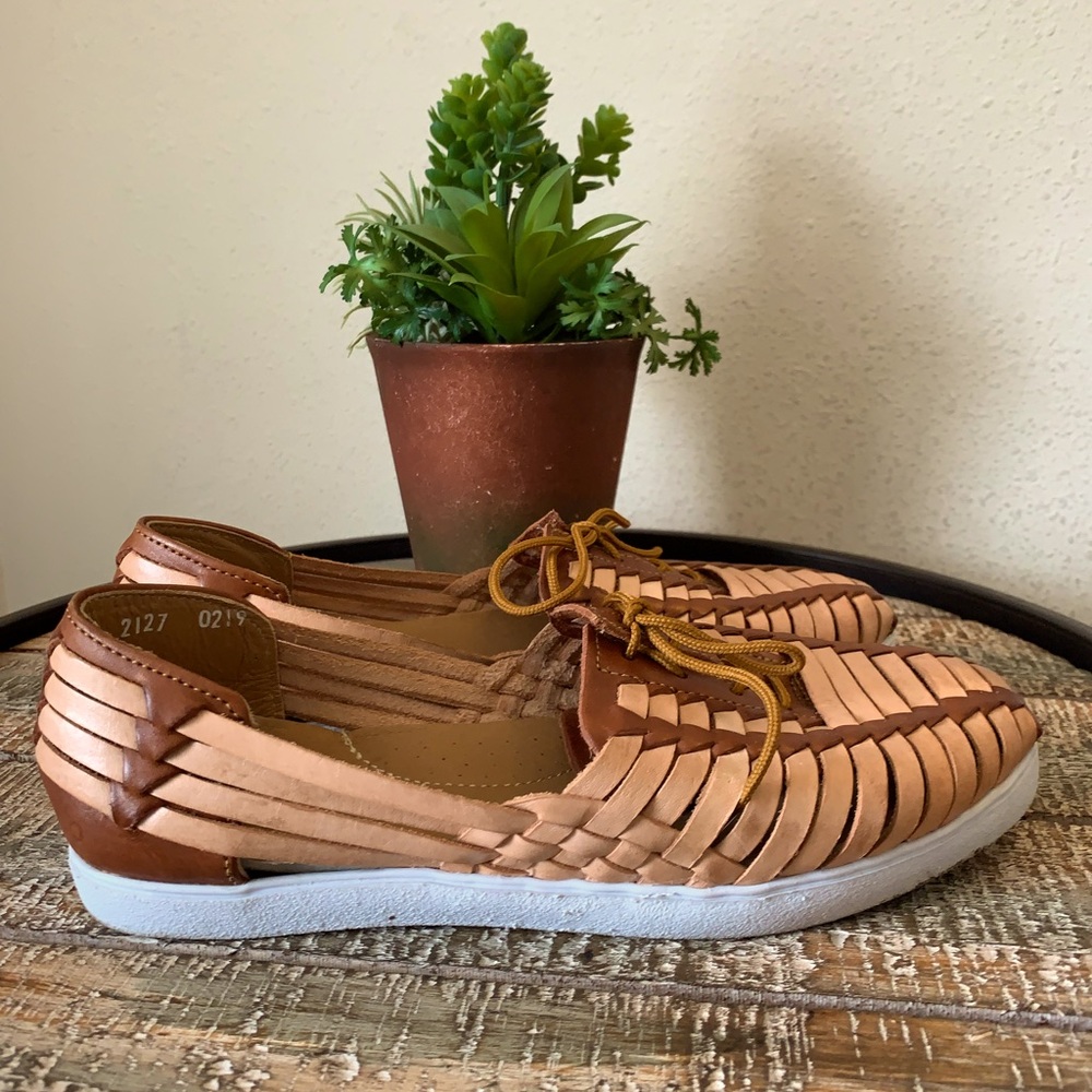 HUARACHE - beautiful two-tone leather with unique rubberized soles - size 7 - Picture 4 of 5